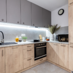 ⁦بكج اجهزة مطبخ بلت ان من كيتشن نت الايطالية - Kitchen Net - فرن كهربائي 60 سم 6 وظائف لون اسود MP2202002 - ميكرويف بلت-إن 20 لتر مع شوايه اسود JN2204010⁩ - الصورة ⁦6⁩